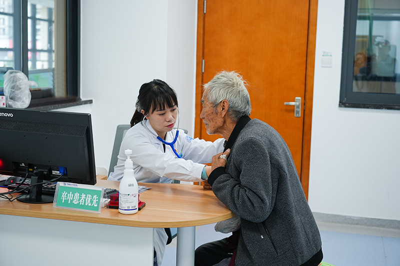 門診醫生為患者就診。胡璐攝