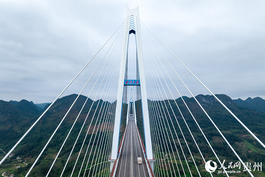 航拍平塘特大橋。人民網記者 涂敏攝