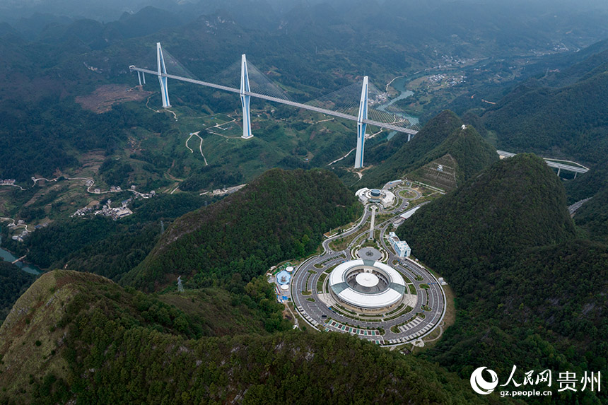 航拍平塘特大橋與“天空之橋”服務區。人民網記者 涂敏攝