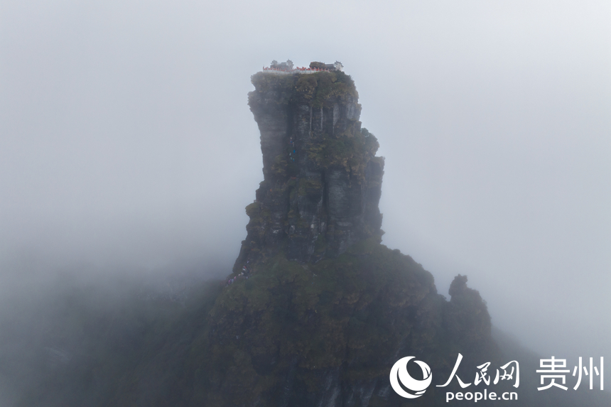 雲霧中的梵淨山金頂。人民網記者 涂敏攝