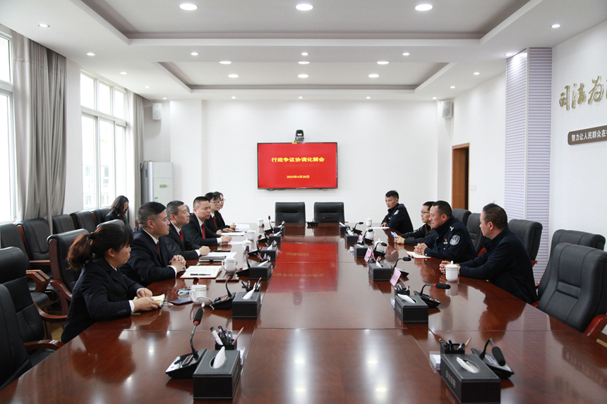 2023年4月28日，貴陽市白雲區行政爭議協調化解中心成功化解一起因交通違停受到行政處罰的爭議案件。這是該中心成功化解的第一例案件。白雲區人民法院供圖