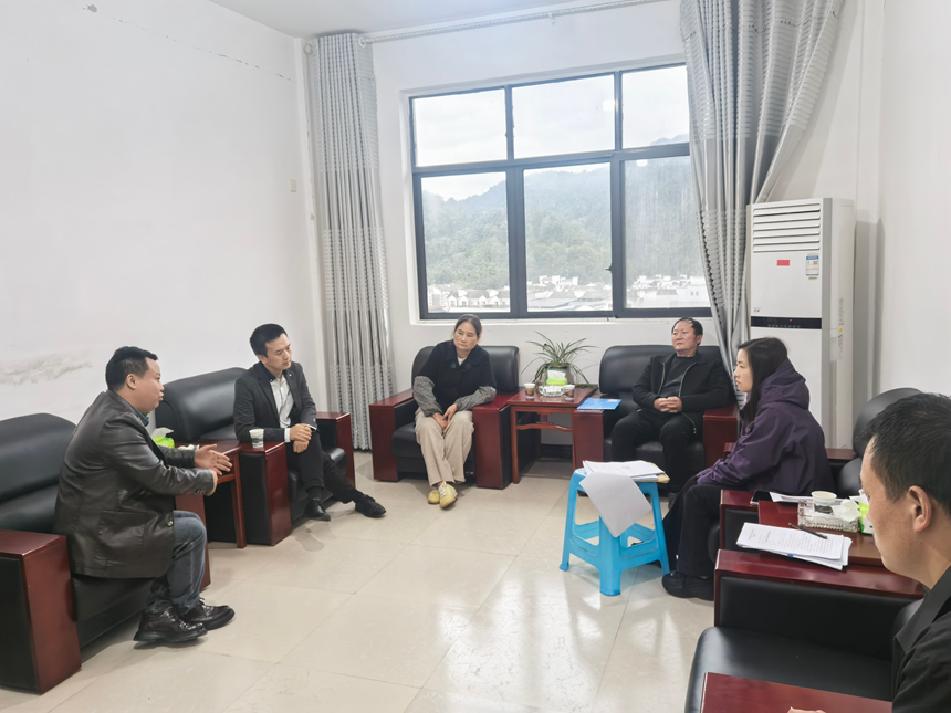 2025年10月22日， 匯川區人民法院綜合審判庭法官易曉彤到綏陽縣茅埡鎮茅埡村，就一起房屋糾紛案開展座談會。 匯川區人民法院供圖