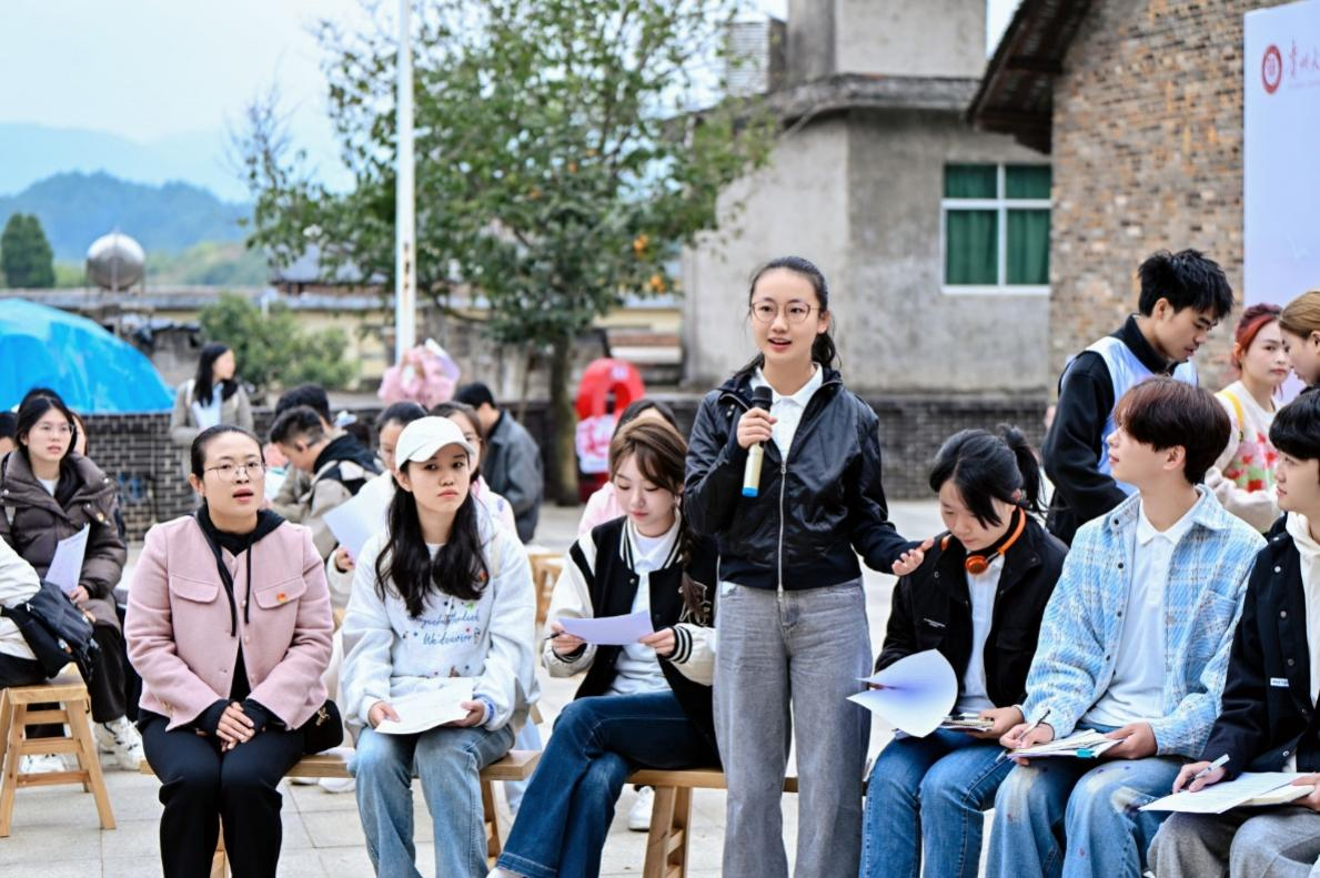图为“文化种子”团队队长赵欢欢介绍文化空间重塑思路。贵州大学供图