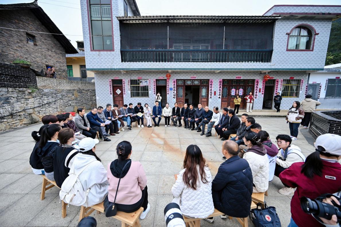 图为贵州大学师生和村民召开恳谈坝坝会。贵州大学供图