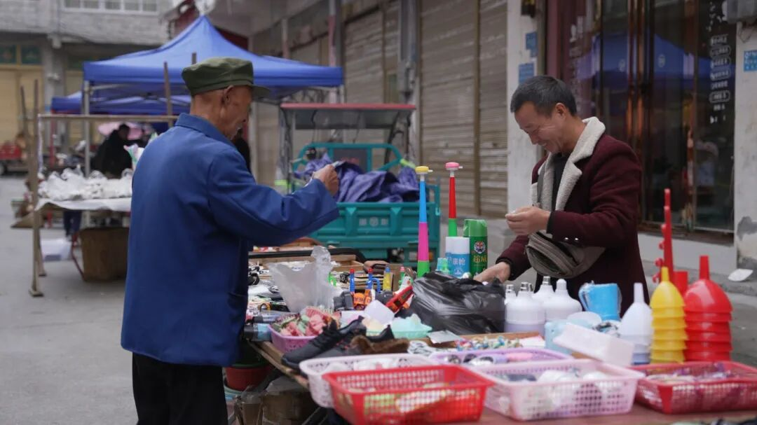 圖為蕉壩鎮趕集群眾。鄒琴印攝