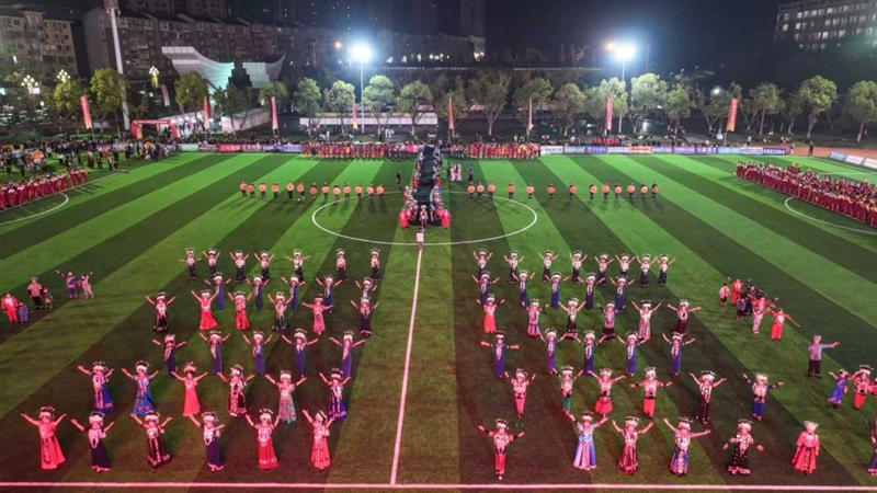 苗族时装秀。杨秀远 摄.jpg