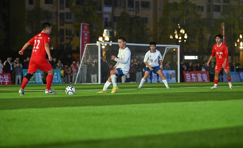 松桃村晚狂欢队进攻。谢慧芳 摄.jpg