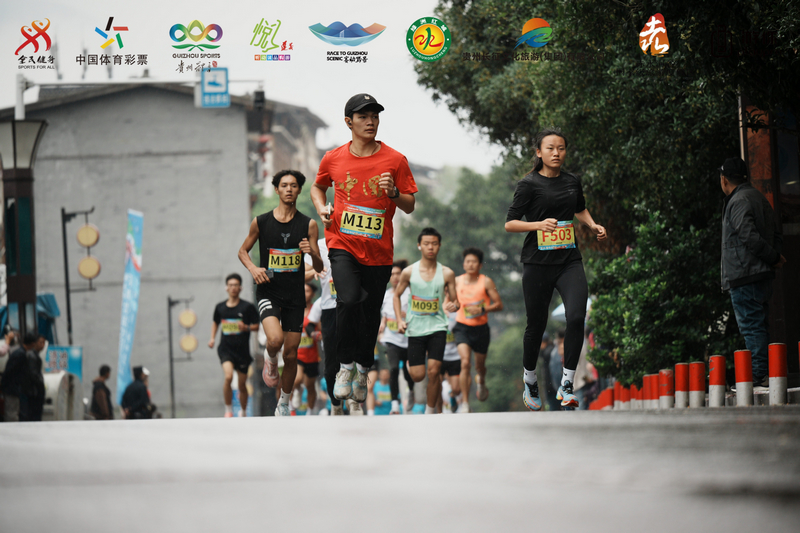 习水北纬 28.3 挑战赛,选手雨中奋力奔跑,展现运动活力。习水县融媒体中心供图