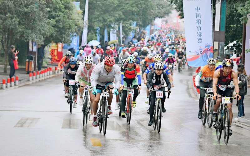 自行车赛段选手雨中竞速,上演速度与耐力的较量。习水县融媒体中心供图
