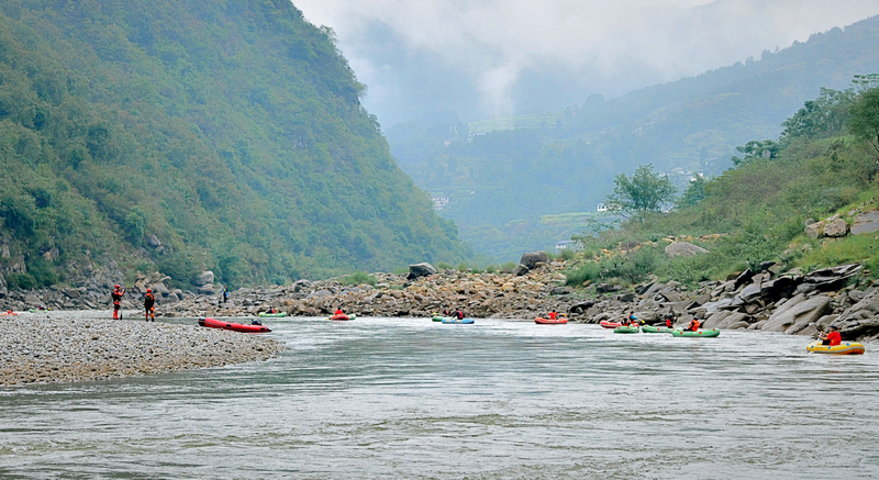赤水河漂流段选手众多,山水间尽展赛事活力与自然之美。习水县融媒体中心供图