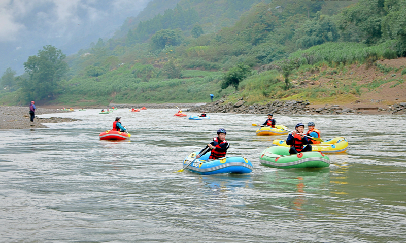 赤水河上漂流艇竞发,选手在山水间开启水上挑战征程。习水县融媒体中心供图