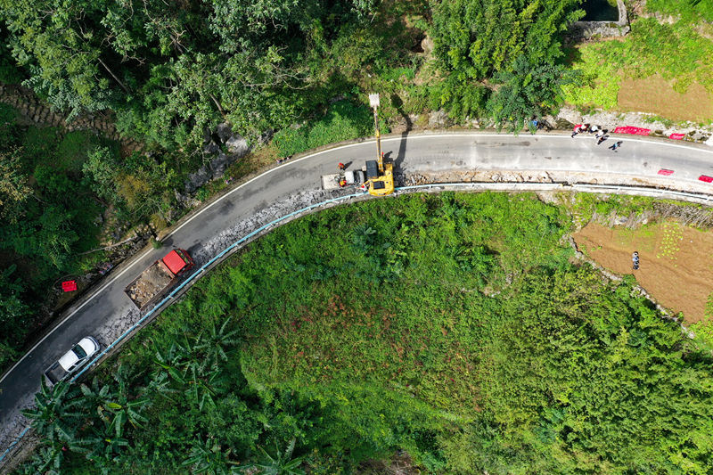 罗甸县平寨水库支管栗木至龙坪水厂管网连通农村规模化供水工程龙坪镇大关村段施工中。潘希来摄