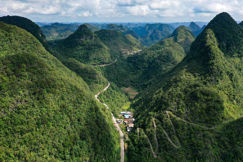 罗甸县平寨水库支管栗木至龙坪水厂管网连通农村规模化供水工程。潘希来摄
