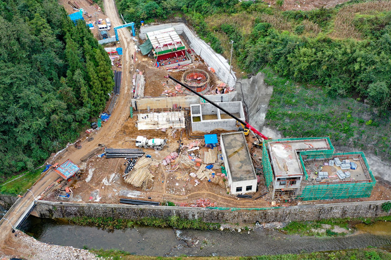 清镇市小型引调水工程大麦西水厂建设中。潘希来摄