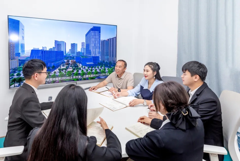 贵州工商职业学院刘鹏老师、李艳丽老师与学生备战全国高校BIM毕业设计创新大赛。