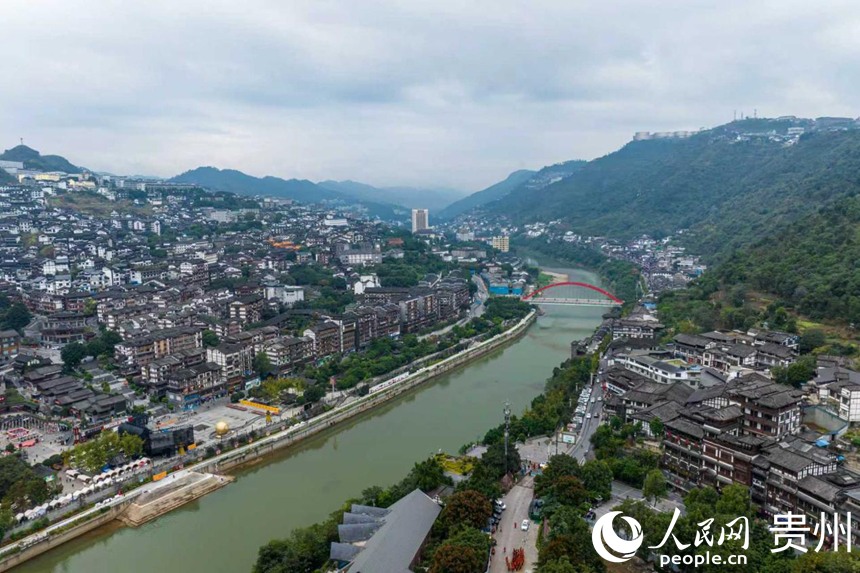 媒体团走进“中国酒都”和“世界酱香白酒核心产区”仁怀。图为仁怀市茅台镇一隅。人民网记者 涂敏摄