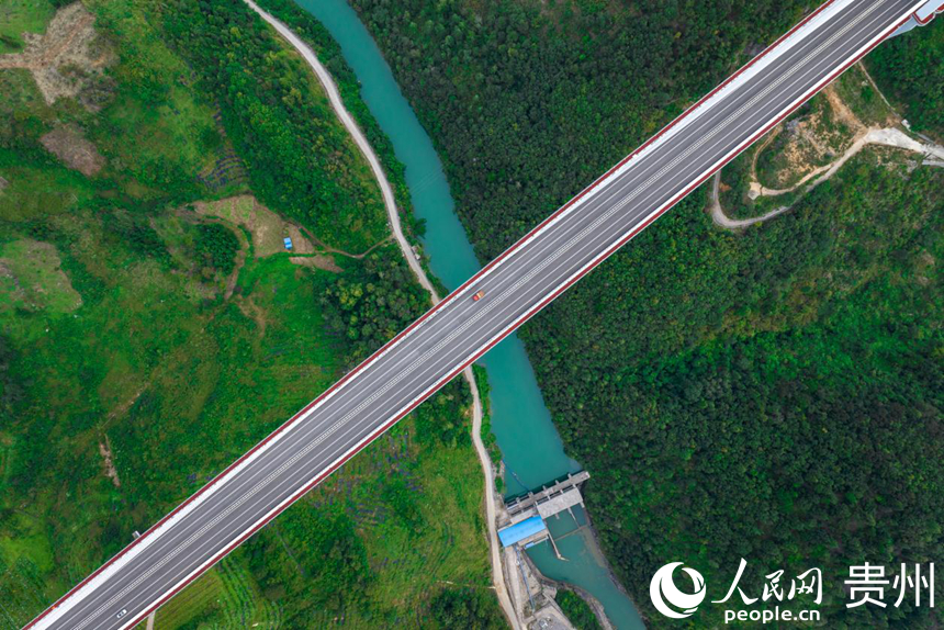 世界第一混凝土高塔桥——平塘特大桥。人民网记者 涂敏摄