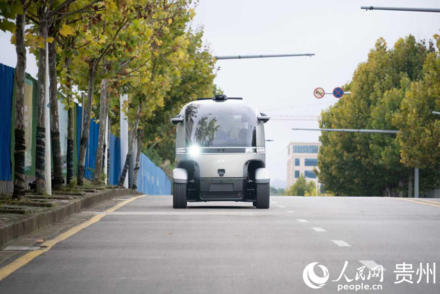 贵州翰凯斯智能技术有限公司的“黑科技”产品——无人小巴在街头行驶。人民网记者 涂敏摄