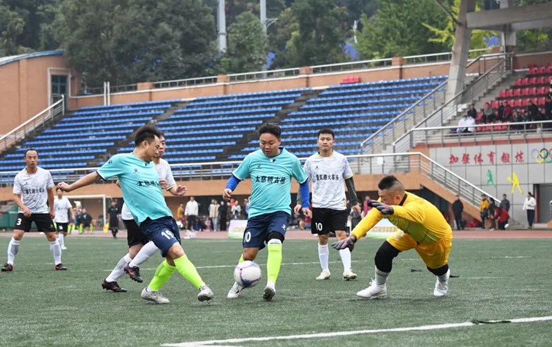 球员在比赛中激烈拼抢6