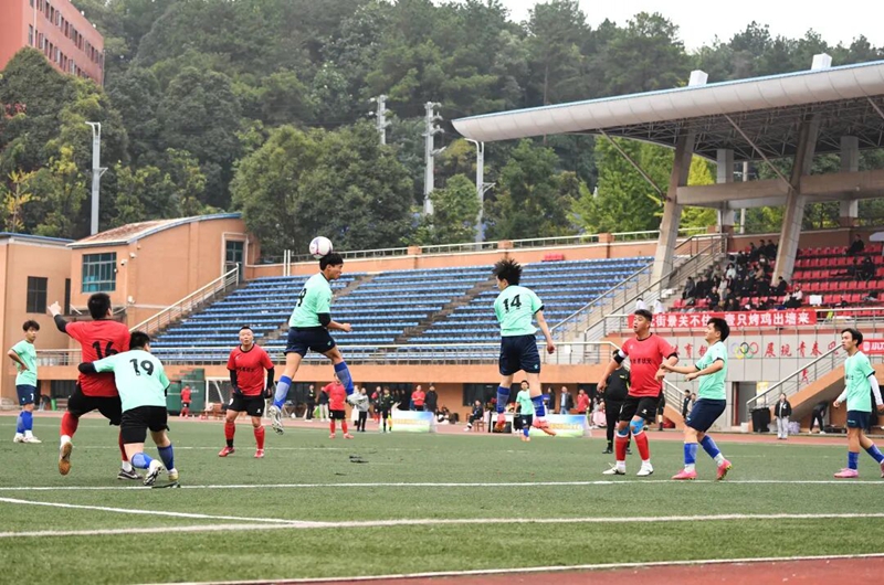 球员在比赛中激烈拼抢5