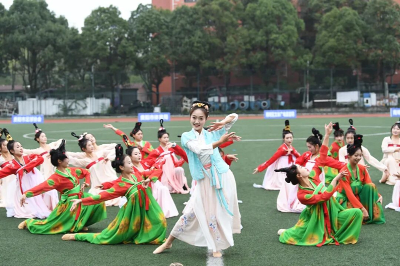 贵阳学院学生在比赛间隙表演舞蹈10