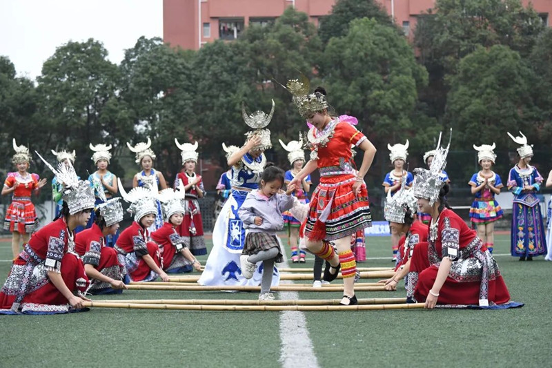 贵阳学院学生在比赛间隙表演竹杆舞11