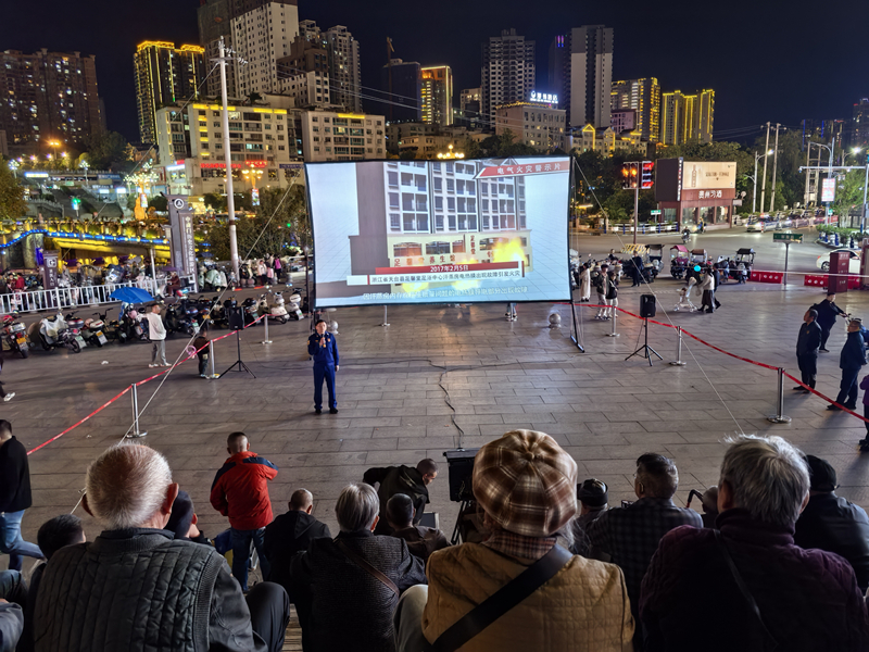 图为市民观看电气火灾警示片。