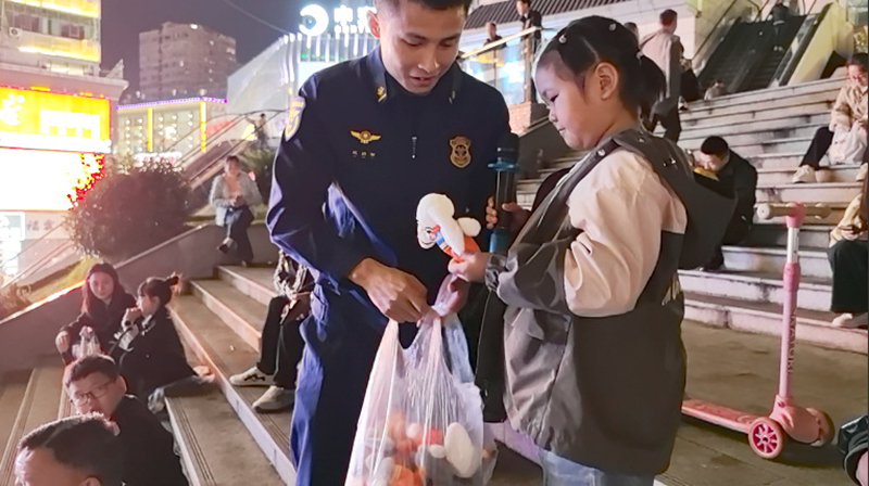 图为发放消防主题宣传品。