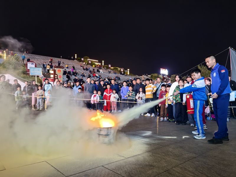 图为灭火器实操挑战。