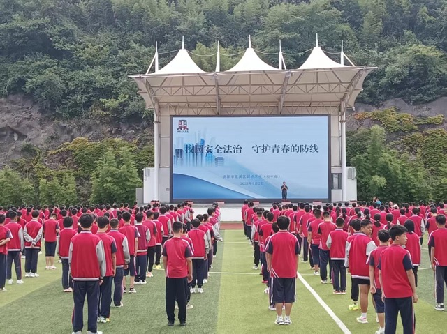 法治副校長搭橋梁 精准普法護成長。