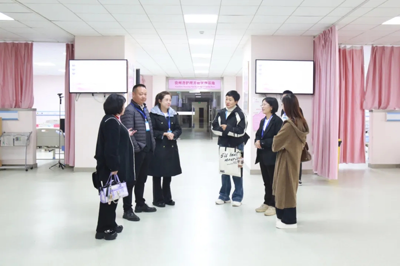 巡视组在实操考核区巡查.jpg