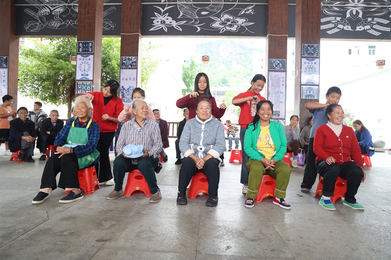 梳暖重阳敬长辈活动.jpg