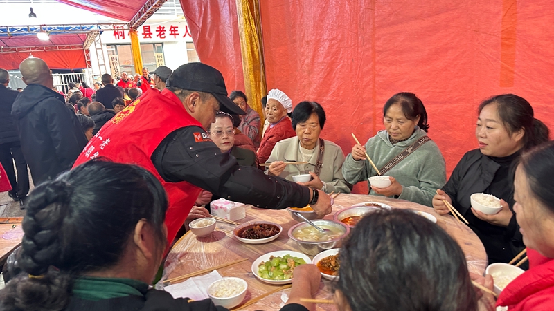 大家围坐在一起享受美食，度过了一个温馨幸福的重阳节 桐梓县娄山关街道火炬社区提供.jpg