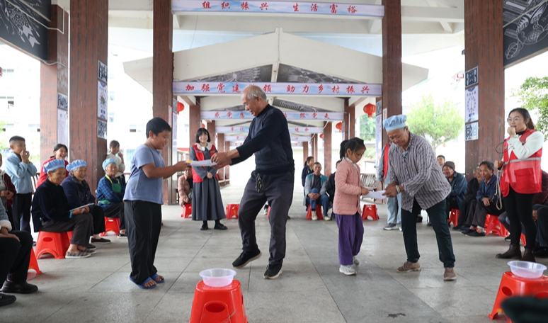 贵州罗甸：大手牵小手 欢乐迎重阳