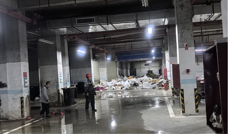 工作专班暗访网友留言反映小区垃圾遍地情况属实。