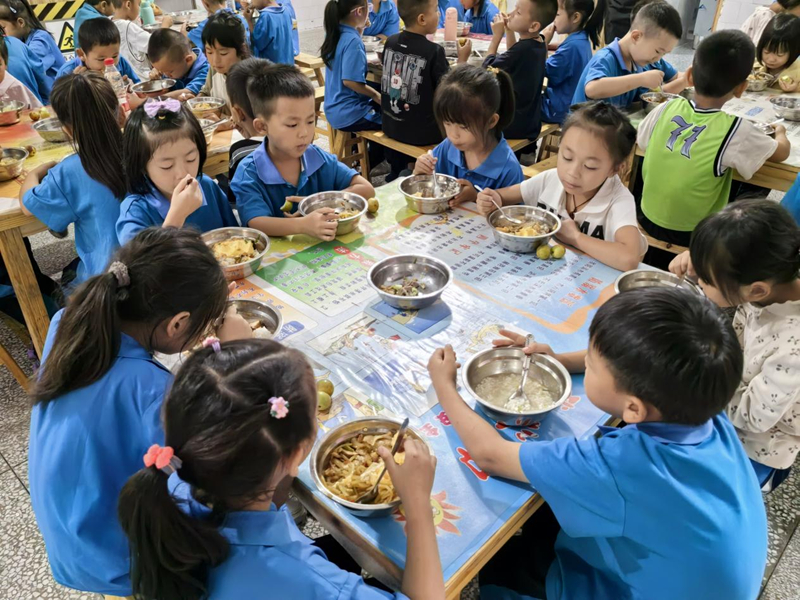 贵州铜仁校园餐“提质降价” 56万学子吃上放心饭。