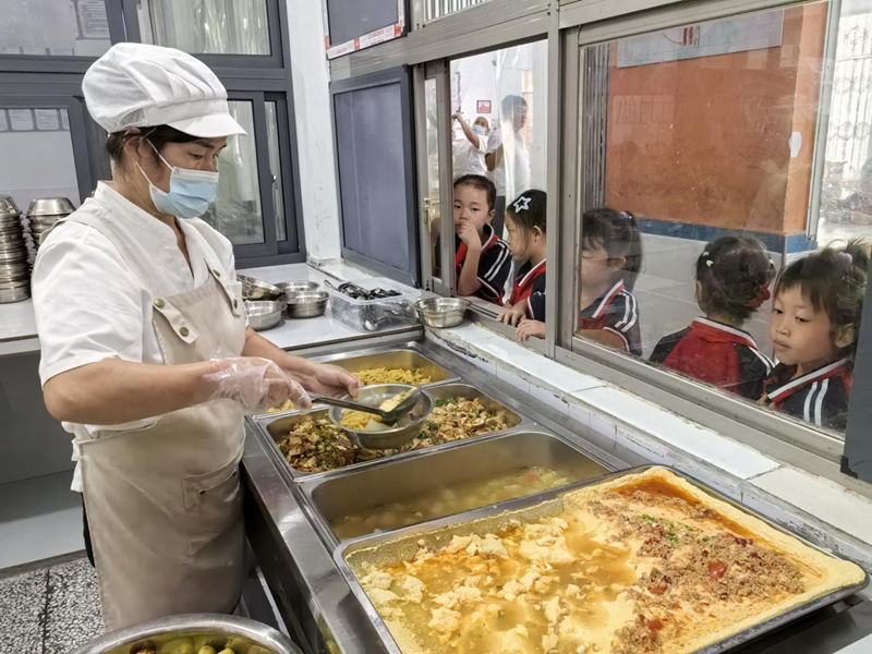 铜仁校园餐“提质降价” 56万学子吃上放心饭。