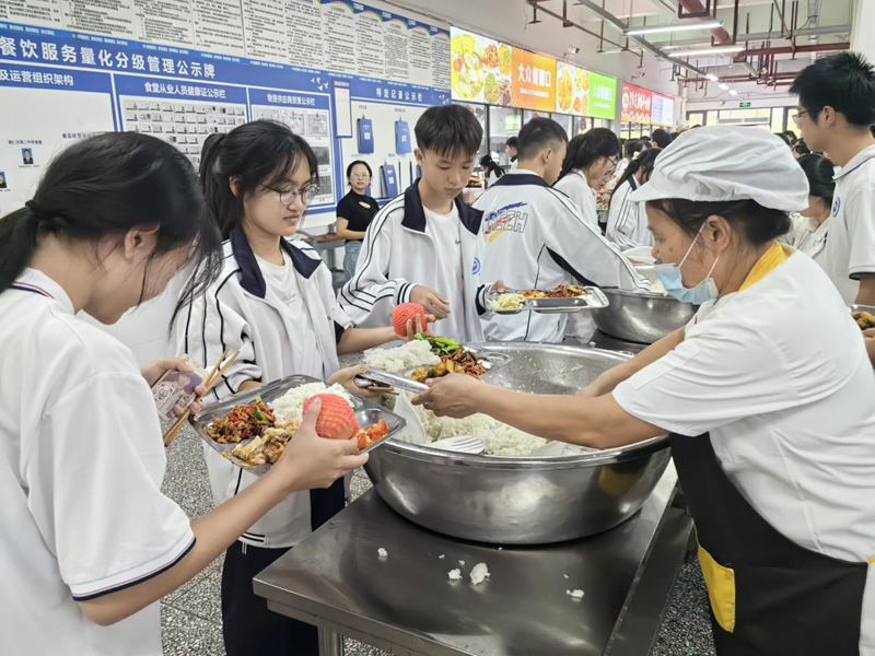 铜仁校园餐“提质降价” 56万学子吃上放心饭。