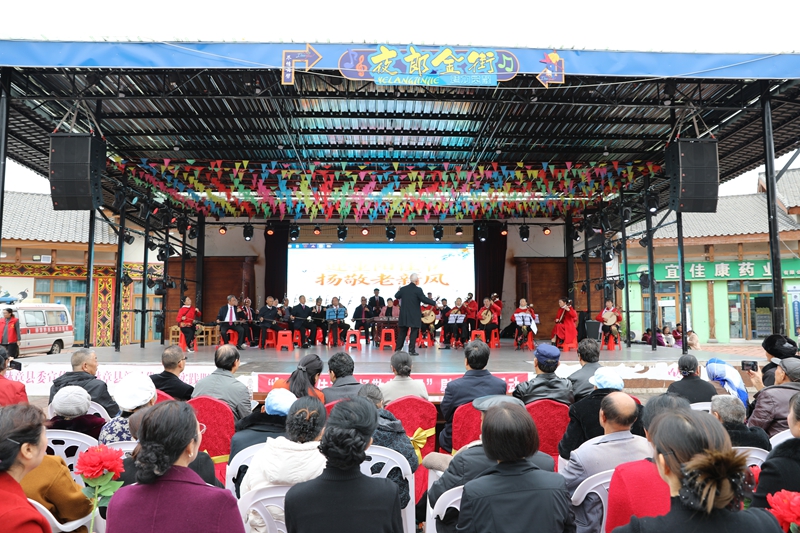 赫章县金银山街道搬迁群众观看重阳节演出。陈永鹏 摄.JPG