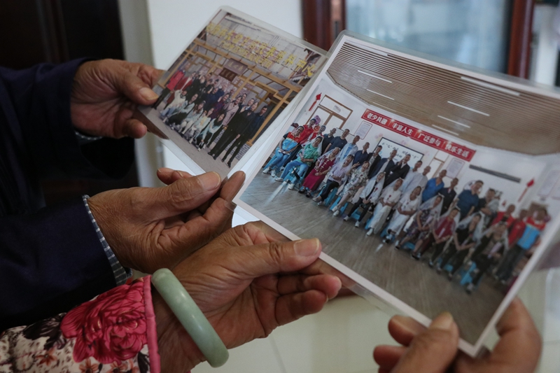 錢德福和老伴翻看舊照片  劉娟 攝1.JPG