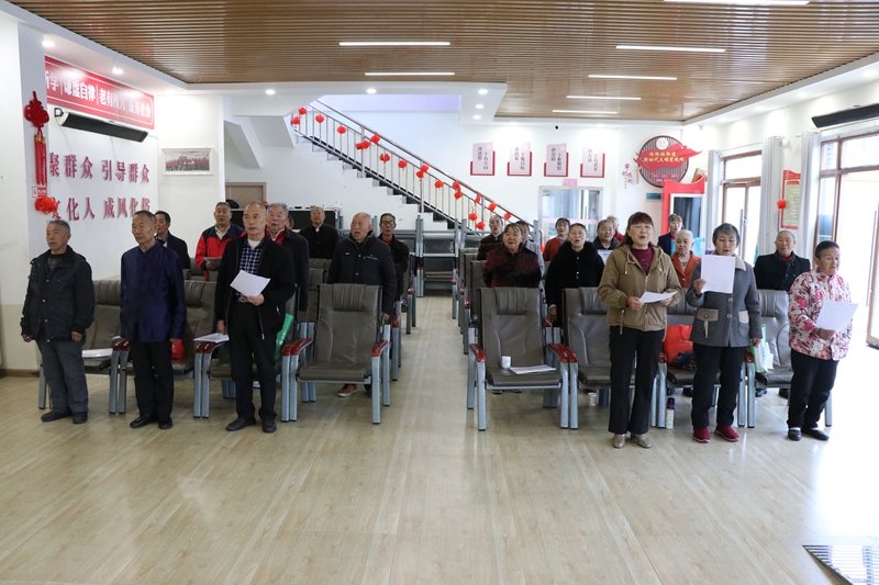 錢德福和老伴在老年合唱團唱歌 劉娟 攝1.JPG