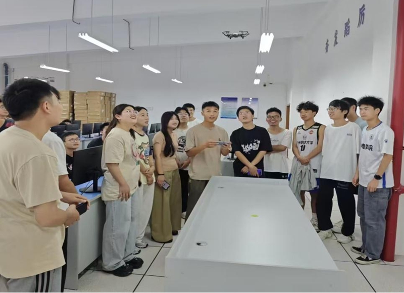 刘超带领学生进行实践.jpg