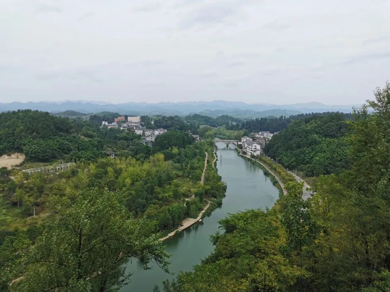 洛安江蜿蜒流淌。.jpg