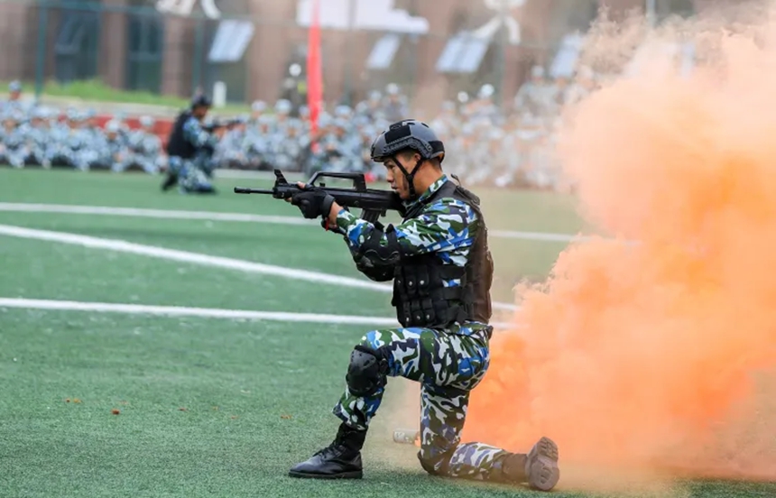 贵工商军训上演“十八般武艺”。