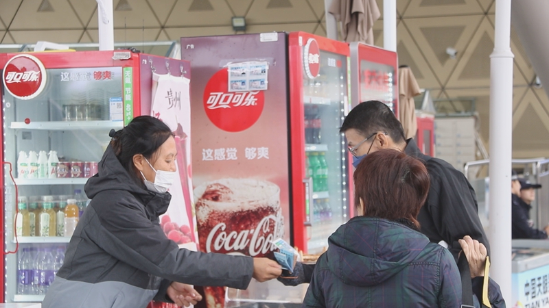 張月為游客兌換現金.jpg