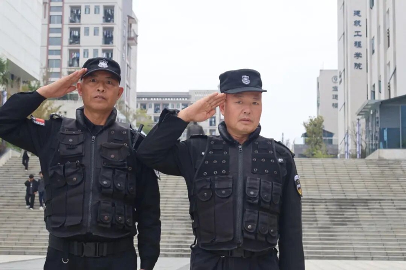 重阳暖校园：贵州交职大用镜头为“校园守护者”定格幸福瞬间。