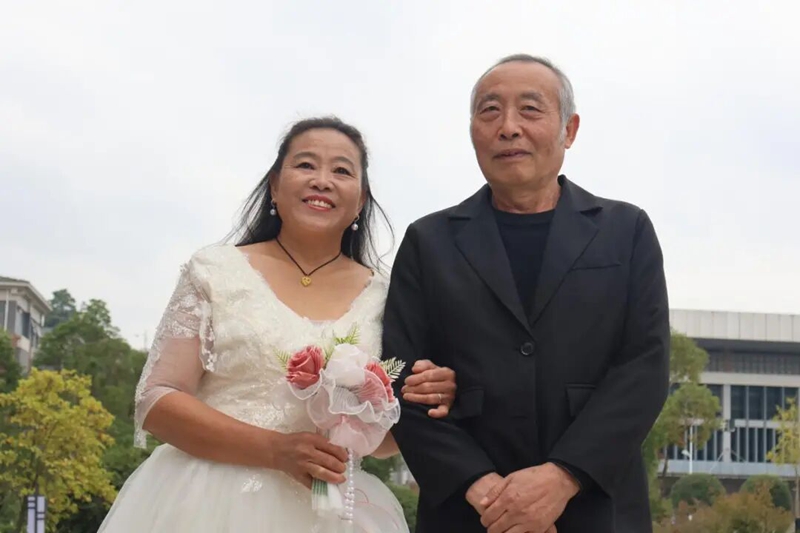 重阳暖校园：贵州交职大用镜头为“校园守护者”定格幸福瞬间。