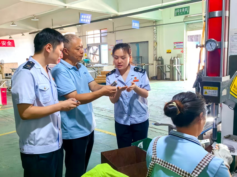 近日，國家稅務總局金沙縣稅務局組織青年干部到外貿企業進行走訪，圖為星原意力發工作人員為稅務干部介紹該企業產品生產情況。（攝：童霖）.jpg