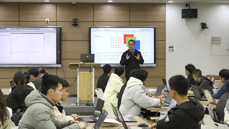 刘超在为学生授课。