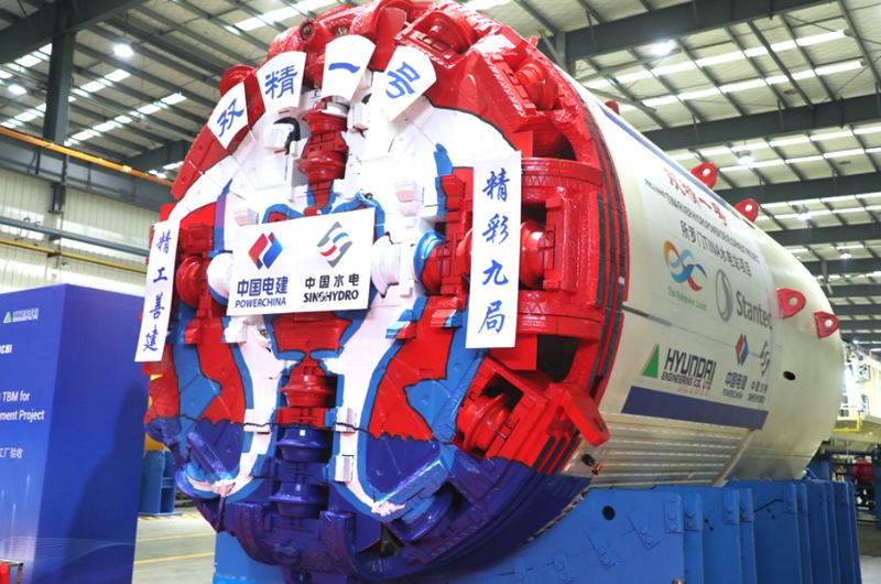 “双精一号”盾构机。